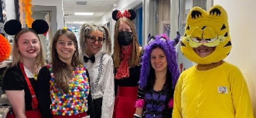 Photo de groupe des employés à l'halloween